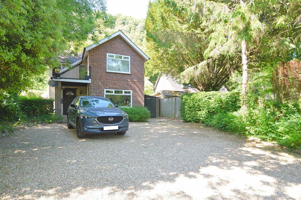 Lot: 215 - FREEHOLD DETACHED HOUSE IN ATTRACTIVE AND QUIET SETTING - Front View